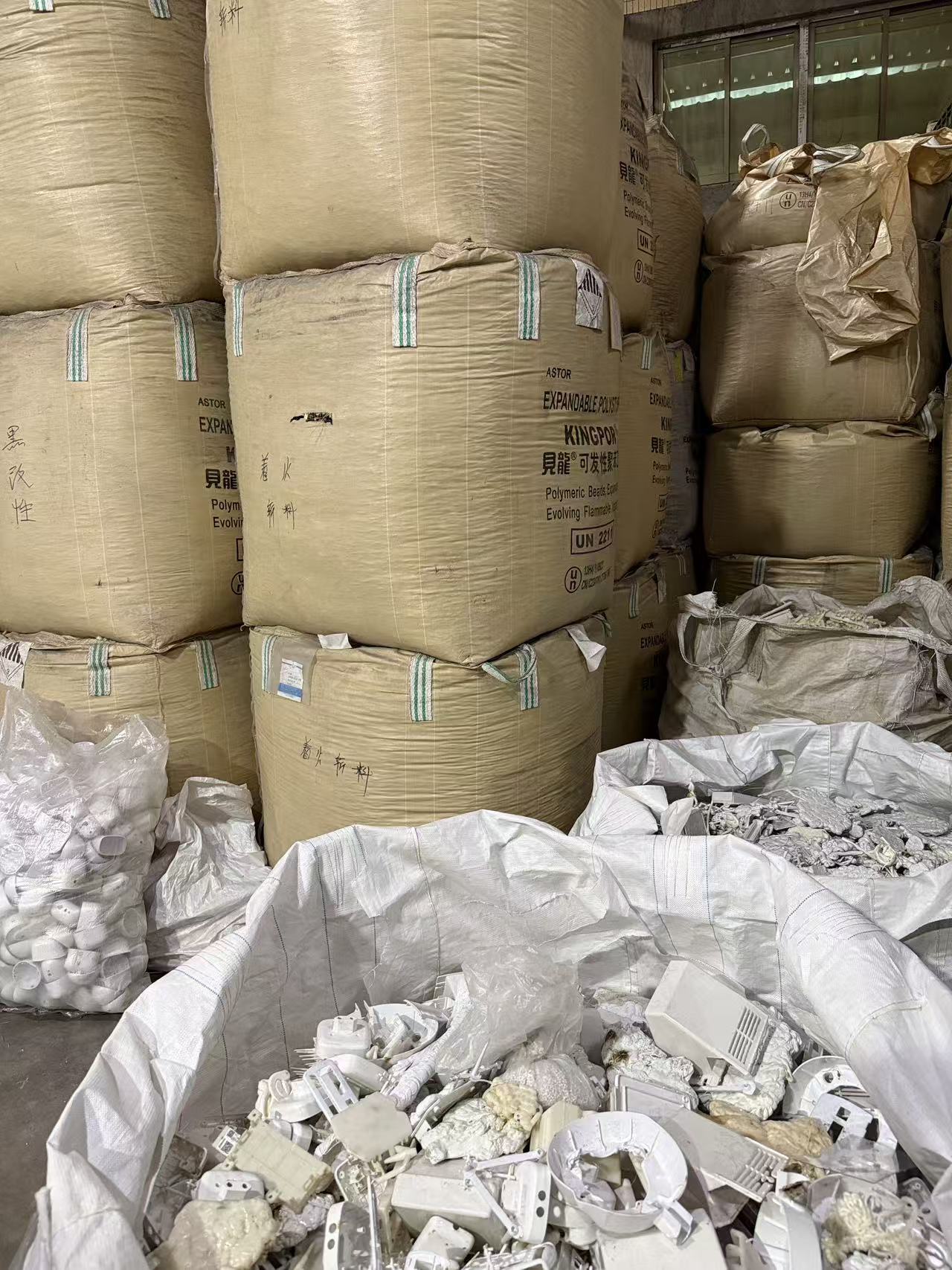 打包的可发性聚苯乙烯与注塑白色胶头边料