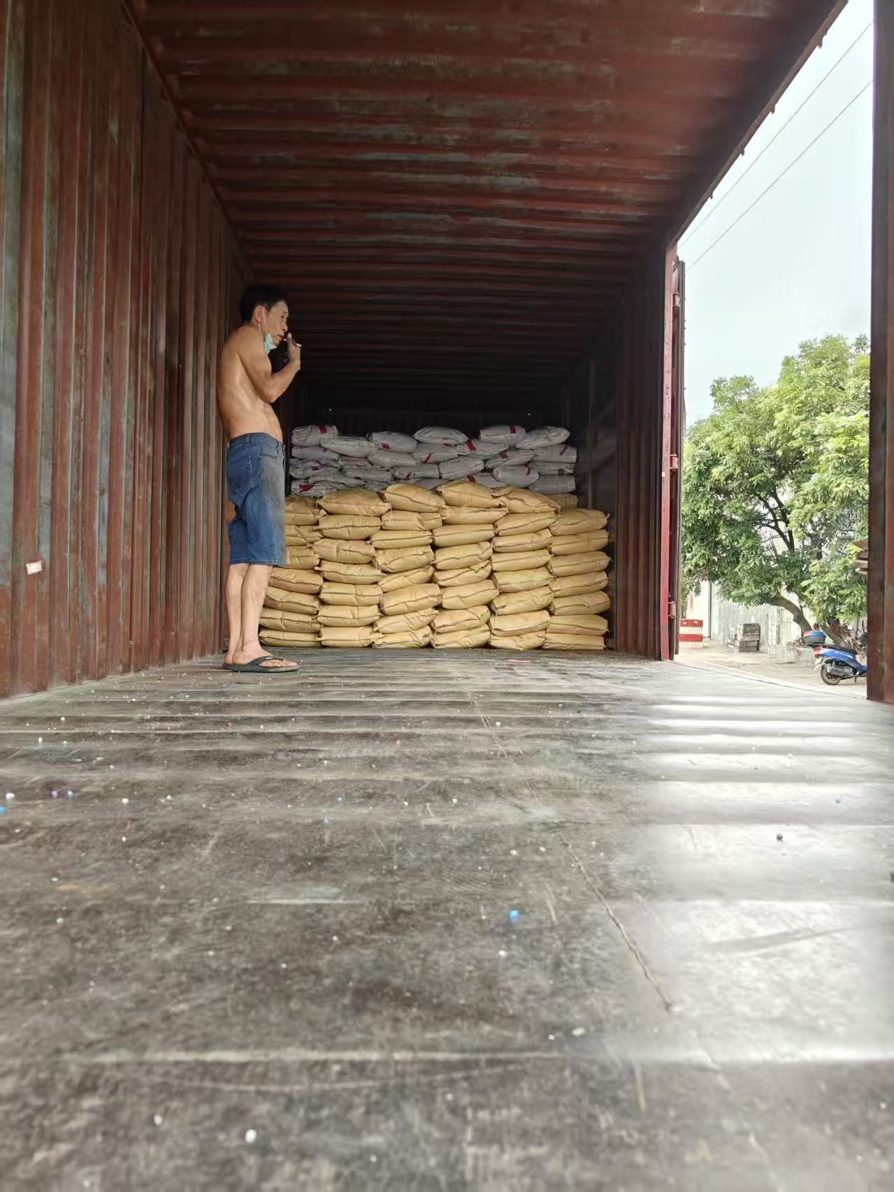 集装箱货车装载再生原料准备发货
