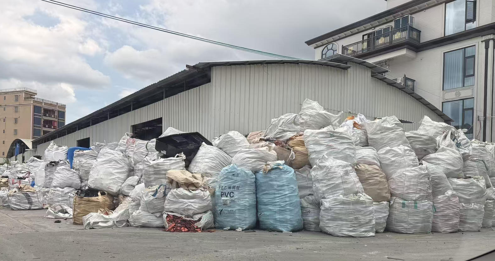 打包待处理的胶头水口原料堆放在厂区